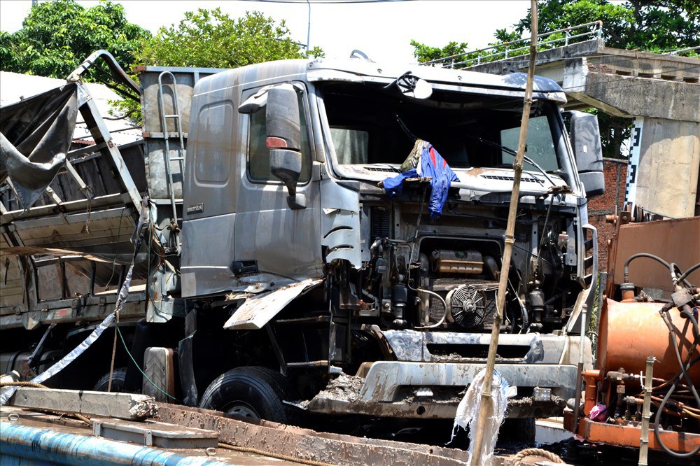 Cận cảnh hình ảnh trục vớt xe tải gây sự cố sập cầu Tân Nghĩa - Ảnh 6.