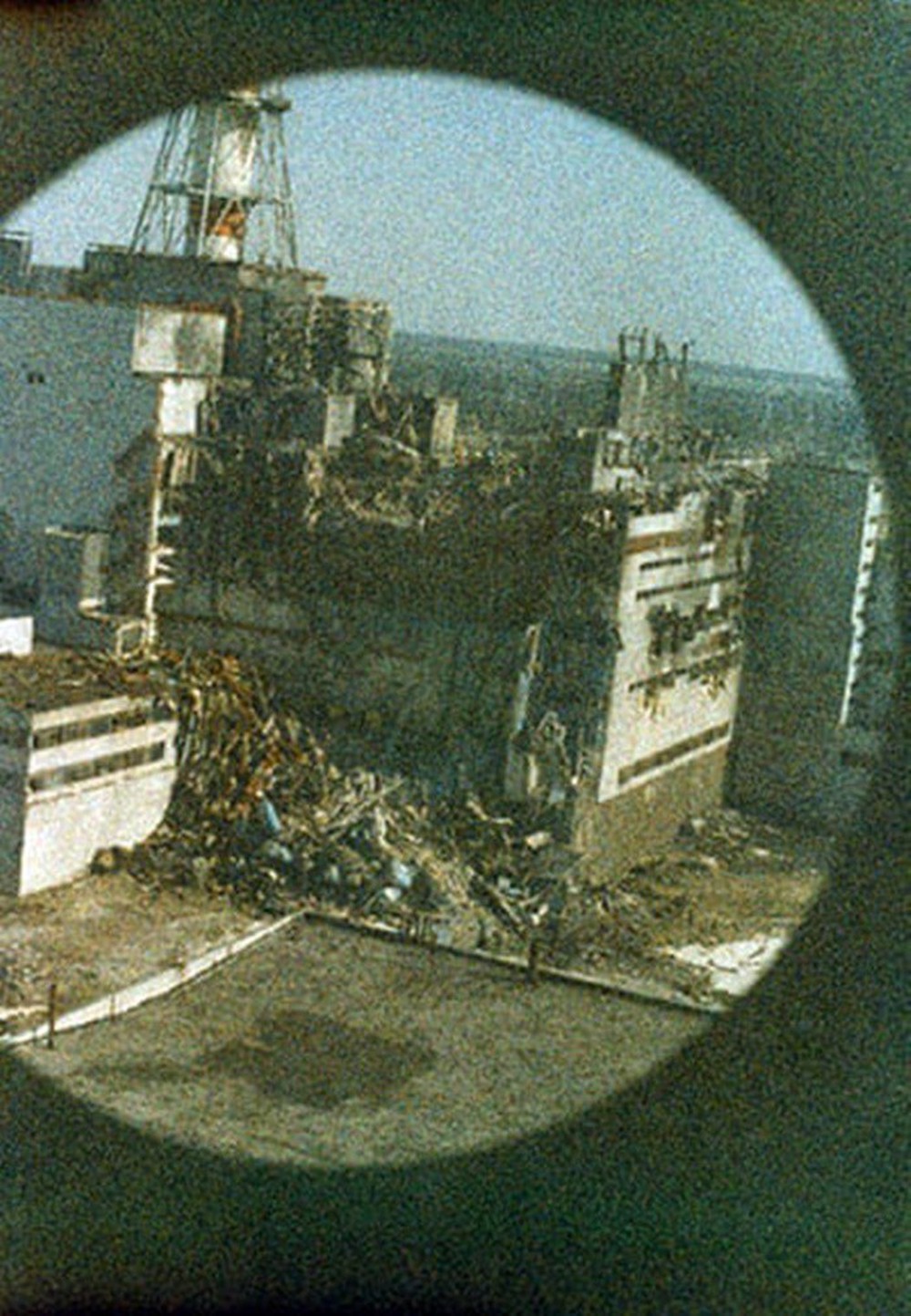 Những bức ảnh hơn vạn lời nói cho thấy mức độ khủng khiếp của thảm họa hạt nhân Chernobyl: Vùng đất chết chóc bao giờ mới hồi sinh? - Ảnh 1.
