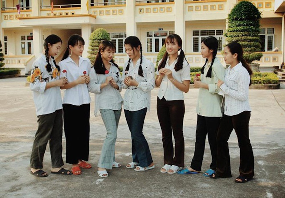 Thầy giáo ở Quảng Ninh chụp kỷ yếu cho học sinh theo phong cách những năm 90 - Ảnh 1.