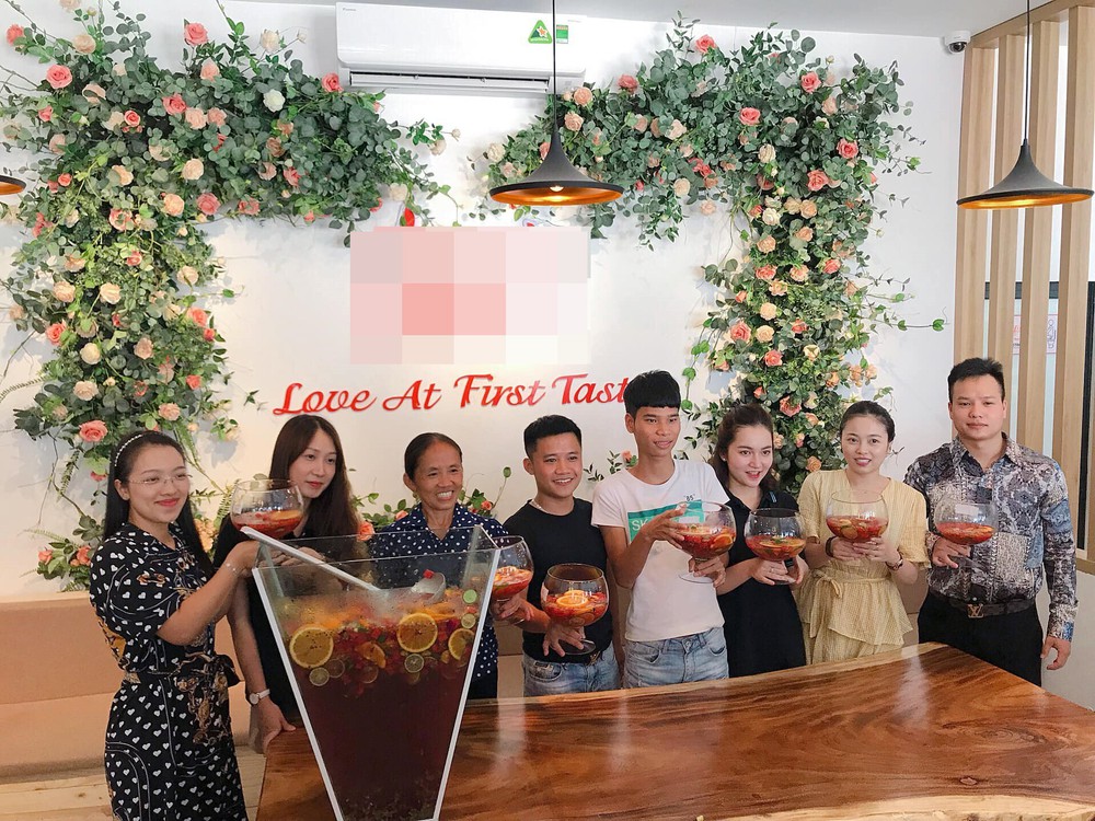 Bà Tân Vlog bất ngờ xuất hiện ở Hà Nội cùng hot mom Hằng Túi, trổ tài làm ly trà hoa quả khổng lồ - Ảnh 3.