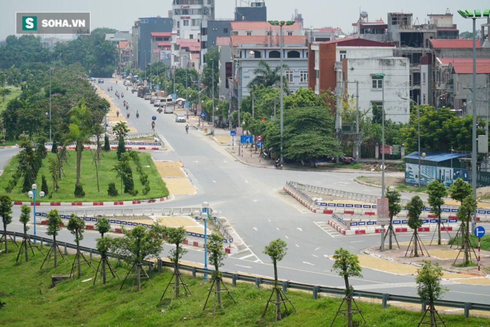 Cận cảnh đường dẫn lên cây cầu đẹp nhất Việt Nam bị người dân Hà Nội hô biến thành nơi phơi thóc - Ảnh 1.