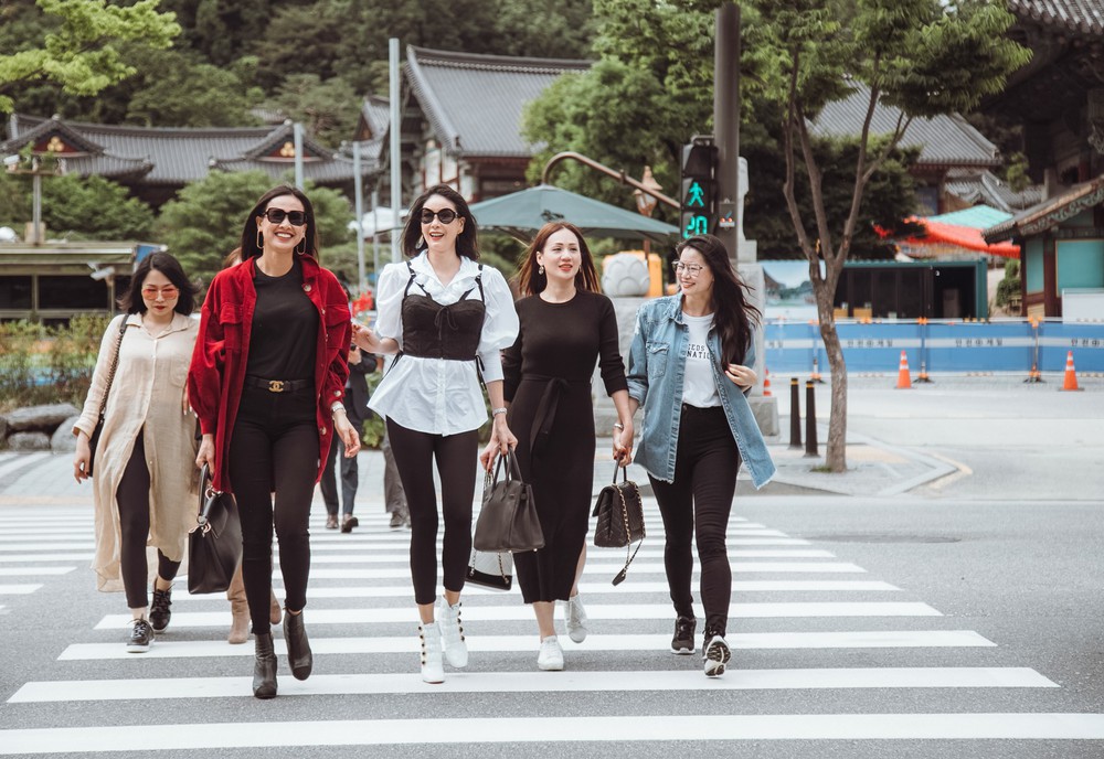 Hoa hậu Hà Kiều Anh, Dương Mỹ Linh và hội bạn thân gây náo loạn đường phố Hàn Quốc  - Ảnh 1.