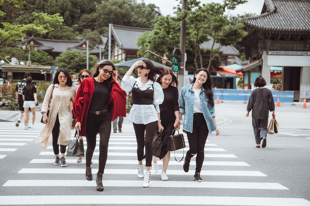 Hoa hậu Hà Kiều Anh, Dương Mỹ Linh và hội bạn thân gây náo loạn đường phố Hàn Quốc  - Ảnh 3.