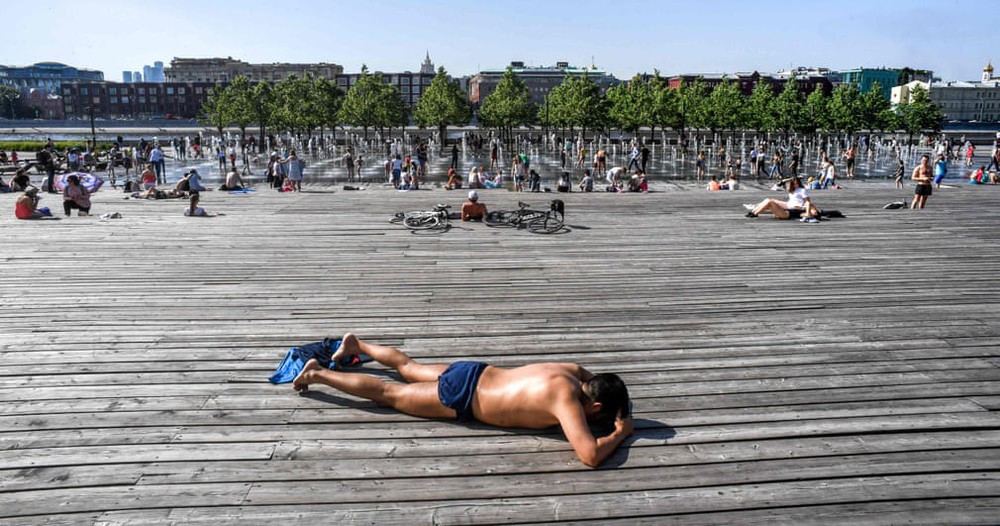 7 ngày qua ảnh: Người dân Nga tắm nắng cạnh đài phun nước ở Moscow khi nhiệt độ tăng cao - Ảnh 3.