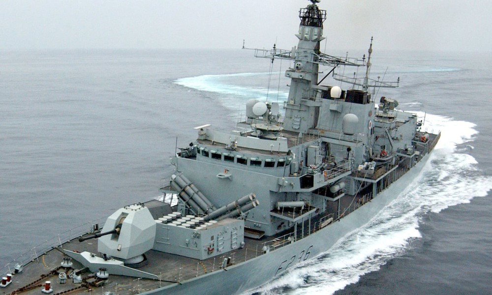 Tàu chiến Anh chĩa pháo cảnh cáo 5 tàu tấn công nhanh Iran - IRGC ra tuyên bố phản bác sắc lạnh - Ảnh 3.