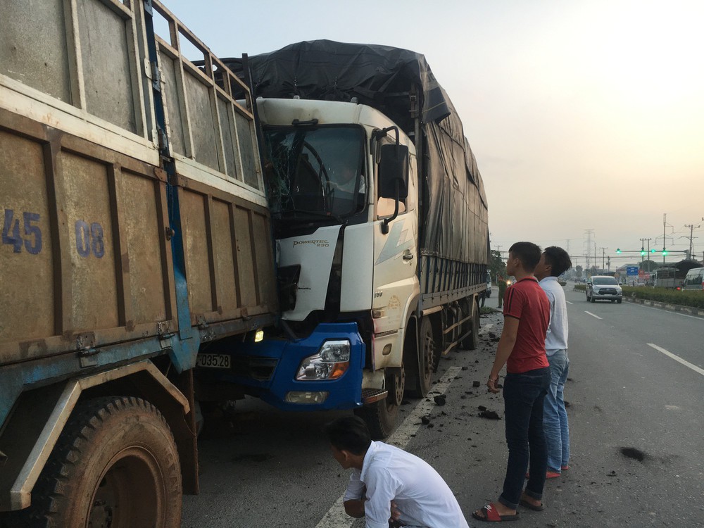 Dừng sửa xe, tài xế xe tải chở củi bị xe chở than tông chết thương tâm - Ảnh 1. Dừng sửa xe, tài xế xe tải chở củi bị xe chở than tông chết thương tâm - Ảnh 1.