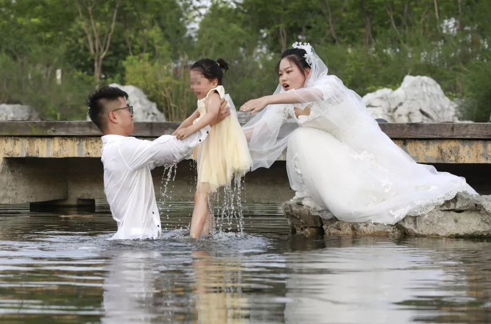 Đang chụp ảnh cưới, chú rể bất ngờ nhảy xuống hồ trước khi có được bức ảnh cưới để đời, lại còn được dân mạng nhiệt liệt tuyên dương - Ảnh 1.