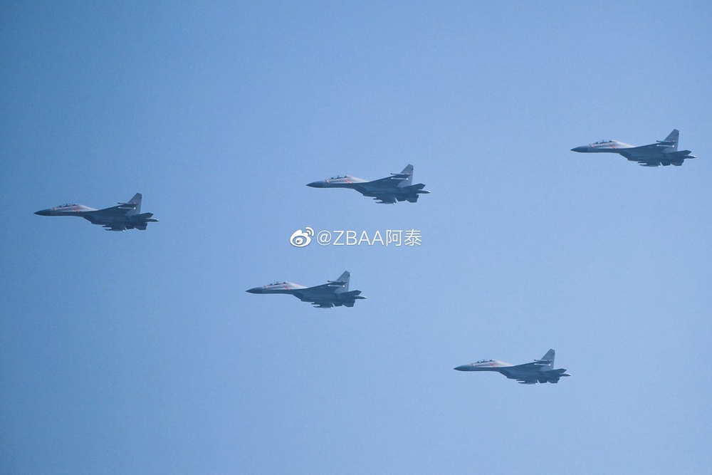 Không quân Trung Quốc biểu dương lực lượng hoành tráng trước lễ duyệt binh - Ảnh 3.