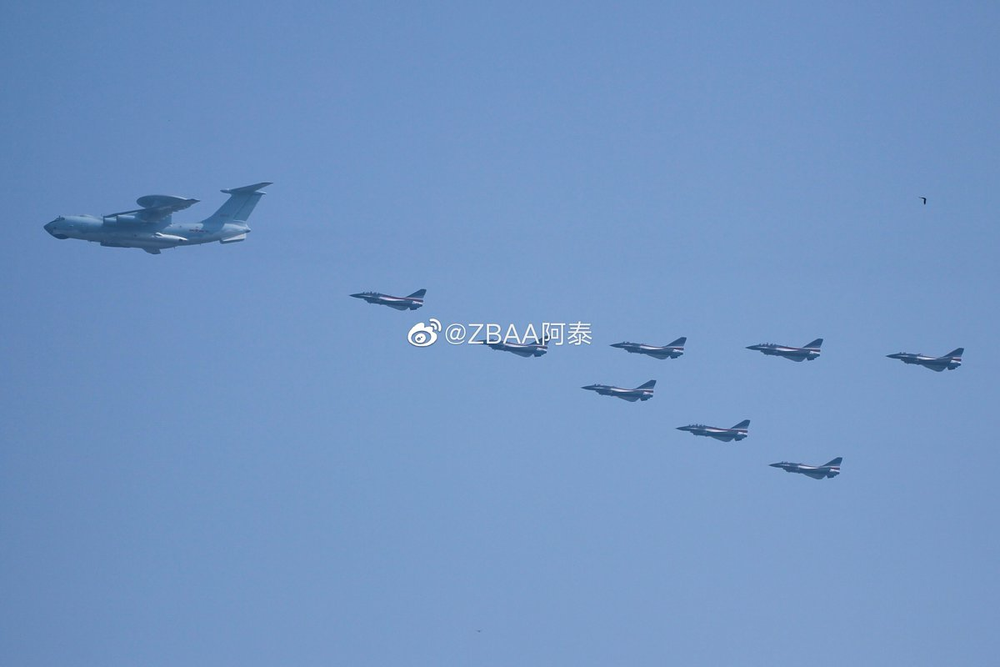 Không quân Trung Quốc biểu dương lực lượng hoành tráng trước lễ duyệt binh - Ảnh 6.