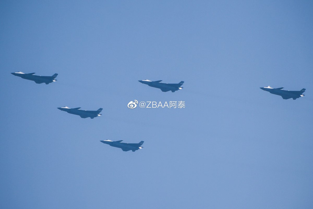 Không quân Trung Quốc biểu dương lực lượng hoành tráng trước lễ duyệt binh - Ảnh 1.