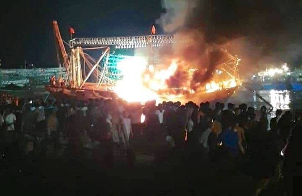 Tàu cá cháy dữ dội, cả nghìn người ra bờ sông dập lửa cứu tàu - Ảnh 4. Tàu cá cháy dữ dội, cả nghìn người ra bờ sông dập lửa cứu tàu - Ảnh 4.