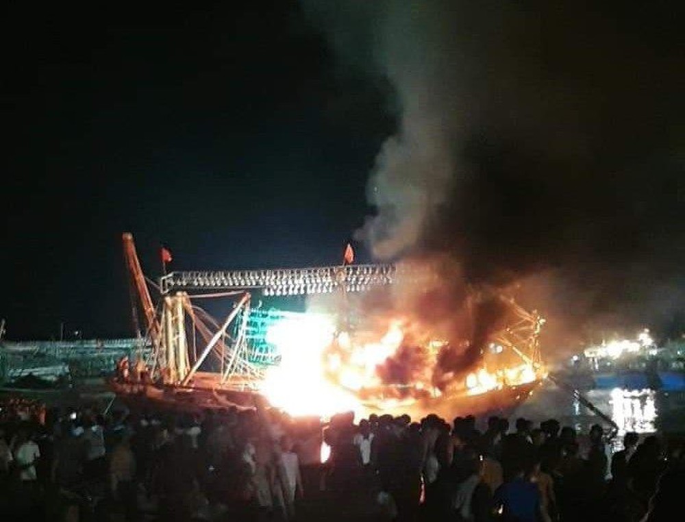 Tàu cá cháy dữ dội, cả nghìn người ra bờ sông dập lửa cứu tàu - Ảnh 2. Tàu cá cháy dữ dội, cả nghìn người ra bờ sông dập lửa cứu tàu - Ảnh 2.