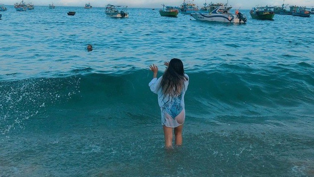 Bạn gái Quang Hải lại bị chê vì gu thời trang đi biển - Ảnh 4.