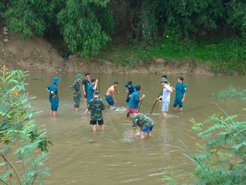 Sông cạn trơ đáy lộ ra quả bom khủng có bán kính sát thương 500m ở Nghệ An - Ảnh 1.