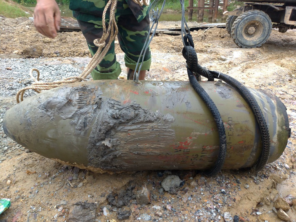 Sông cạn trơ đáy lộ ra quả bom khủng có bán kính sát thương 500m ở Nghệ An - Ảnh 2.