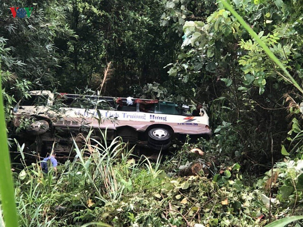 Xe khách lao xuống vực sâu 30m ở Quảng Ninh, 2 người tử vong - Ảnh 3.