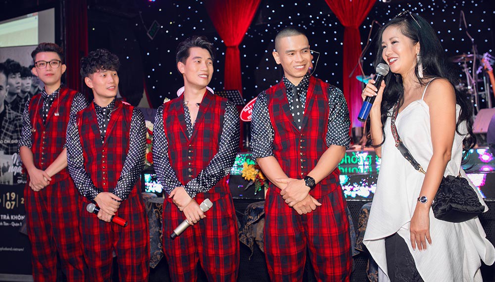 Diva Hồng Nhung mặc trẻ trung, gợi cảm đến chúc mừng nhóm Oplus ra mắt album mới - Ảnh 8.