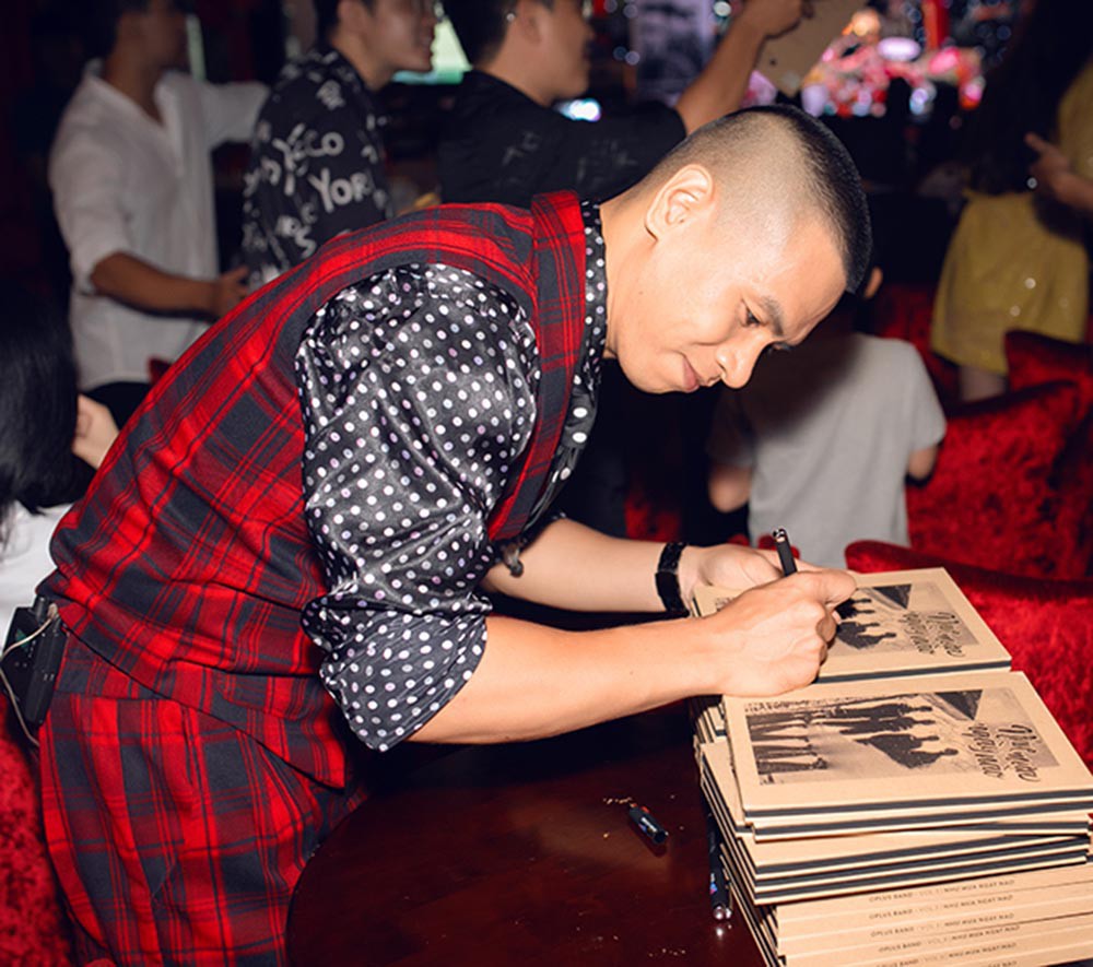 Diva Hồng Nhung mặc trẻ trung, gợi cảm đến chúc mừng nhóm Oplus ra mắt album mới - Ảnh 3.