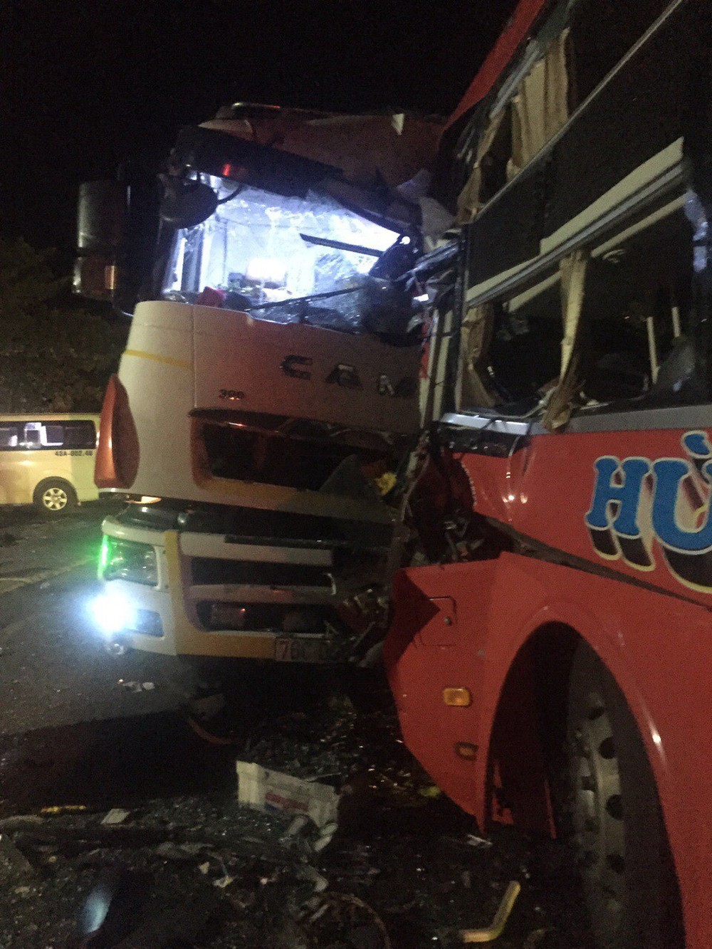 Vượt ẩu trong đêm, xe khách đâm xe tải khiến tài xế tử vong - Ảnh 1.