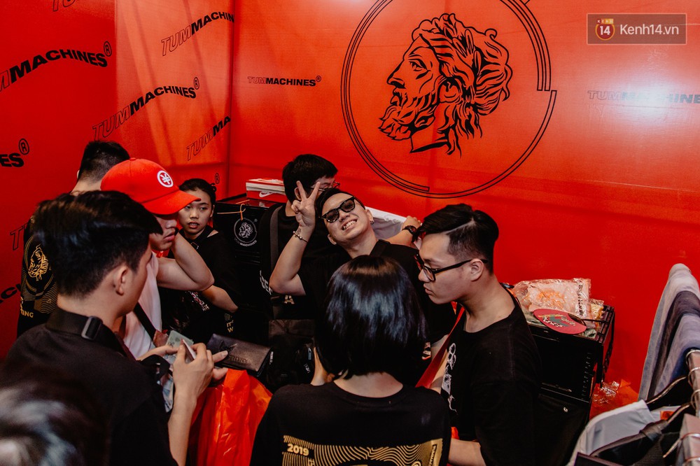 Mặc kệ nắng nóng, hàng ngàn bạn trẻ Sài Gòn vẫn rồng rắn xếp hàng để tham dự ngày hội sneaker lớn nhất trong năm - Ảnh 31.