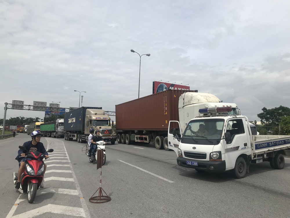 Quốc lộ 5 ùn tắc hơn 10km sau vụ tai nạn, tài xế tắt máy xuống lề đường ngồi tránh nóng - Ảnh 11.
