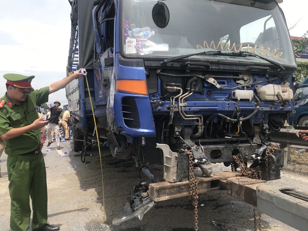 Quốc lộ 5 ùn tắc hơn 10km sau vụ tai nạn, tài xế tắt máy xuống lề đường ngồi tránh nóng - Ảnh 15.