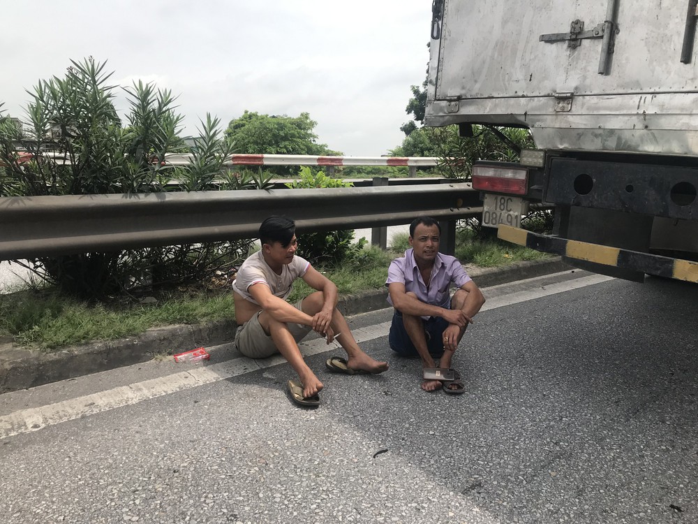Quốc lộ 5 ùn tắc hơn 10km sau vụ tai nạn, tài xế tắt máy xuống lề đường ngồi tránh nóng - Ảnh 5.
