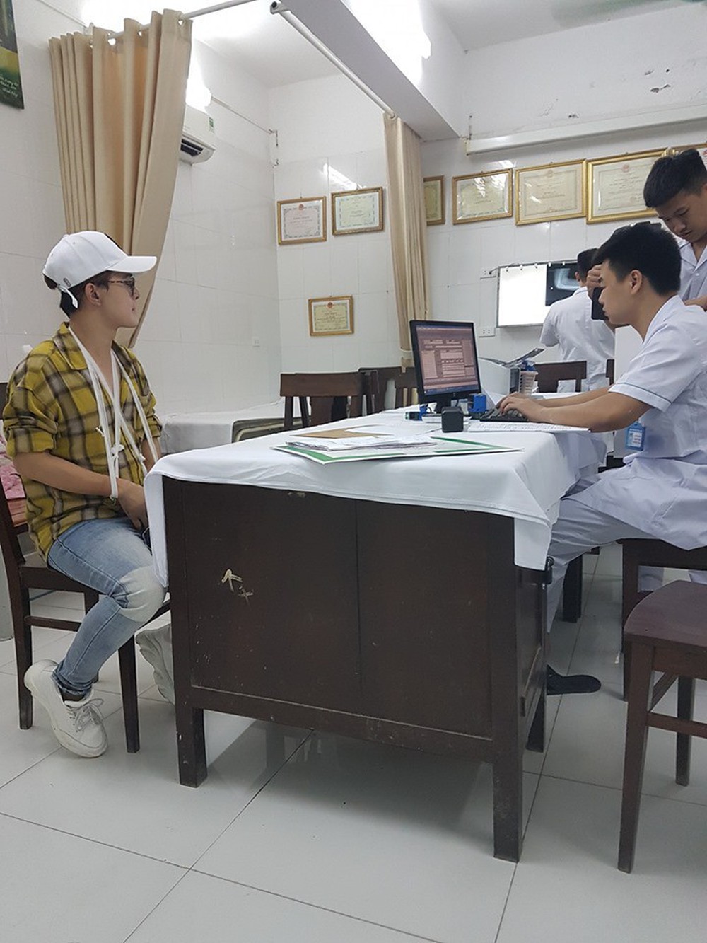 Bị ngã rạn xương cả hai tay, Quang Anh (Về nhà đi con) vẫn cố chịu đau bay 2 tiếng từ Sài Gòn về Hà Nội chữa trị - Ảnh 2.