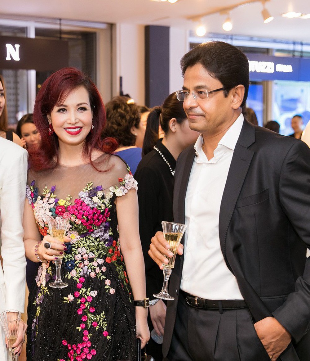 Lần hiếm hoi chồng Ấn Độ, gắn bó suốt 25 năm đi sự kiện cùng Hoa hậu Diệu Hoa - Ảnh 3.