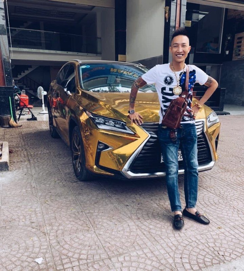 Huấn Hoa Hồng - người mới bị bắt đi cai nghiện là ai mà sở hữu lượt theo dõi khủng trên MXH? - Ảnh 1.