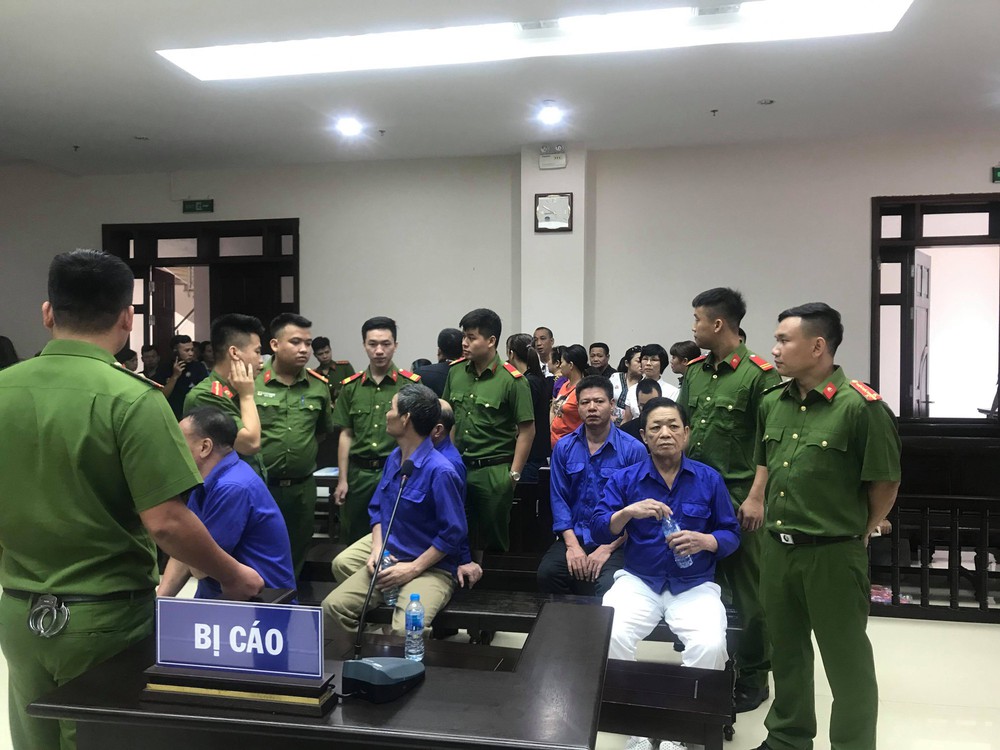 Tuyên án nhóm bảo kê chợ Long Biên, bị hại nói sẽ kháng cáo nếu thấy bất an với gia đình - Ảnh 3.