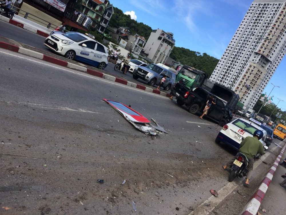 Hiện trường hỗn loạn của vụ tai nạn xe khách nổ lốp tông hàng loạt xe máy ở Quảng Ninh - Ảnh 1.