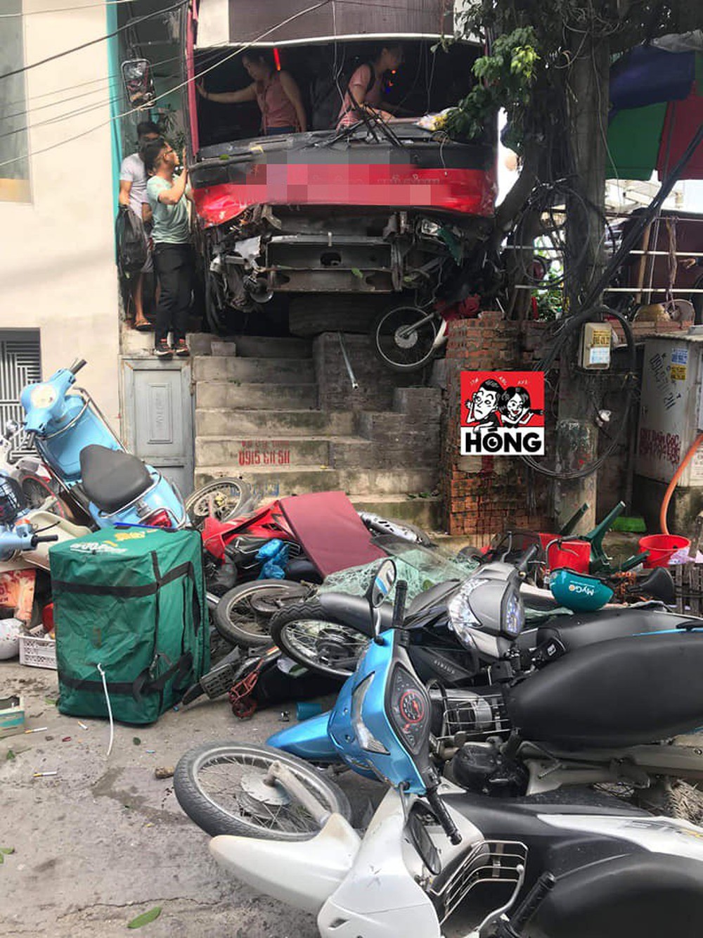 Hiện trường hỗn loạn của vụ tai nạn xe khách nổ lốp tông hàng loạt xe máy ở Quảng Ninh - Ảnh 7.