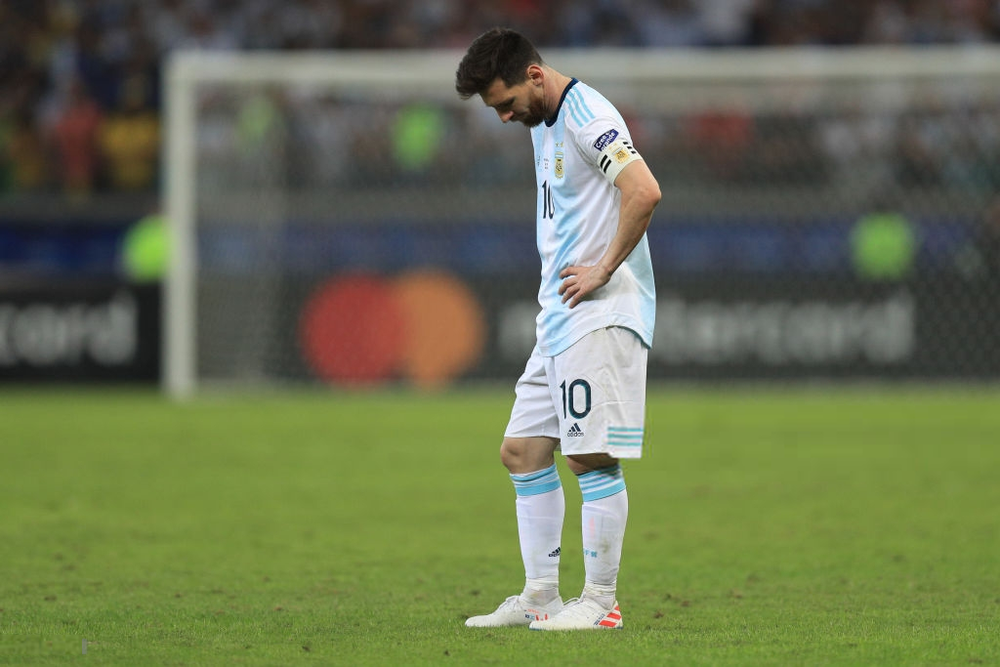 Xót xa trước cảnh tượng đồng đội của Messi ôm mặt khóc nấc sau khi đội nhà bị loại đau đớn tại bán kết cúp Nam Mỹ - Ảnh 1.
