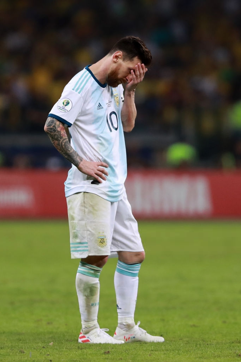 Xót xa trước cảnh tượng đồng đội của Messi ôm mặt khóc nấc sau khi đội nhà bị loại đau đớn tại bán kết cúp Nam Mỹ - Ảnh 5.