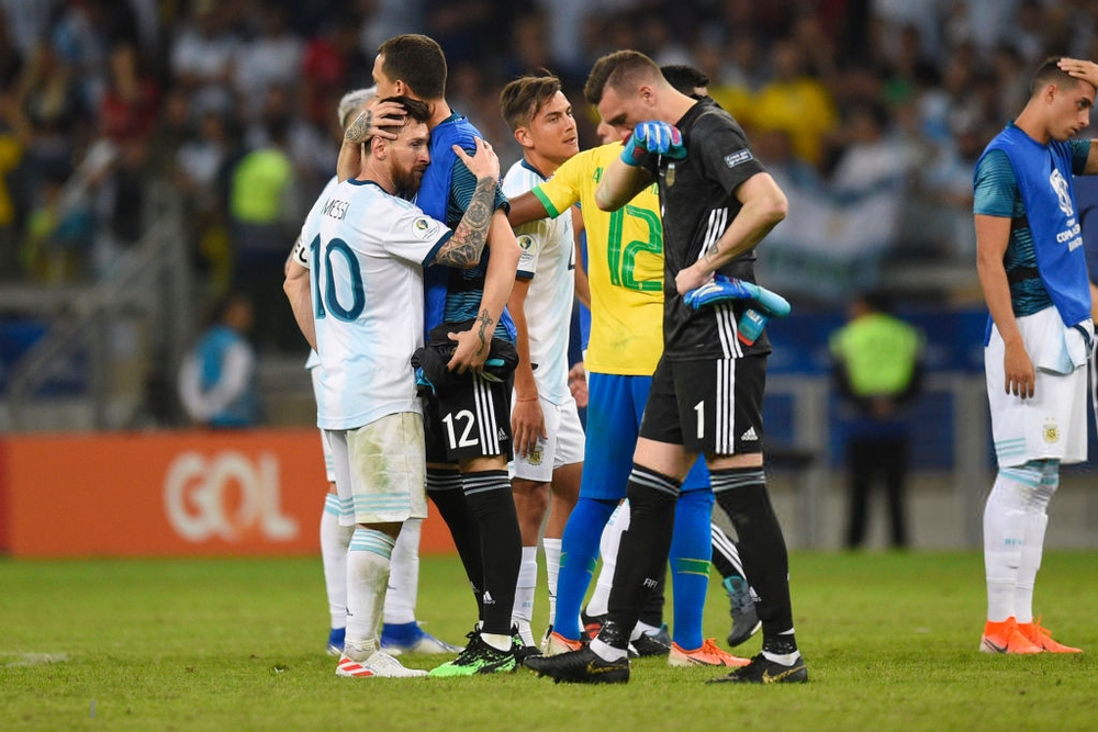 Xót xa trước cảnh tượng đồng đội của Messi ôm mặt khóc nấc sau khi đội nhà bị loại đau đớn tại bán kết cúp Nam Mỹ - Ảnh 8.