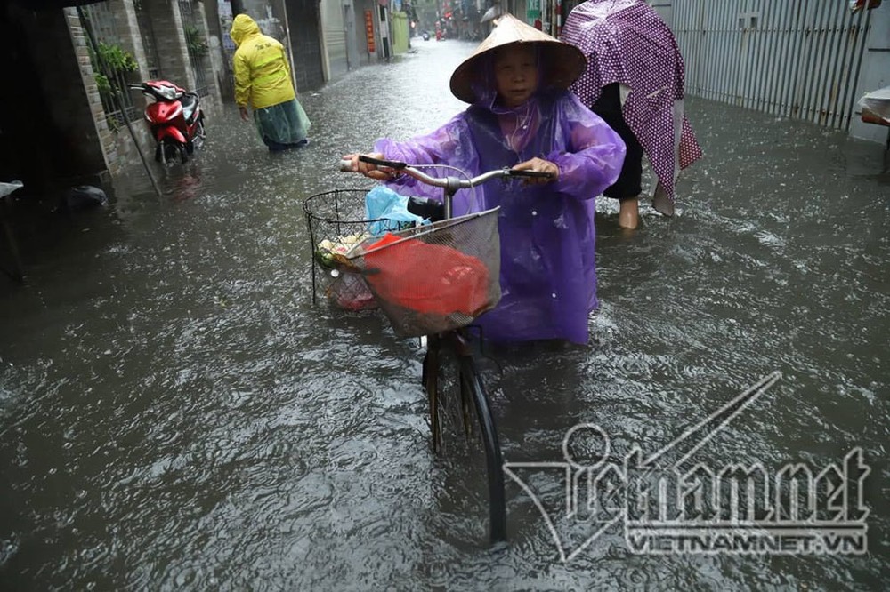 Hà Nội mưa cực to, xe máy chìm nghỉm trong biển nước - Ảnh 12.