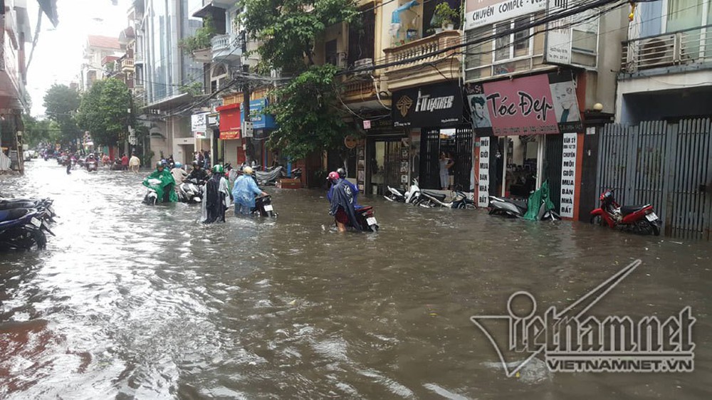 Hà Nội mưa cực to, xe máy chìm nghỉm trong biển nước - Ảnh 16.