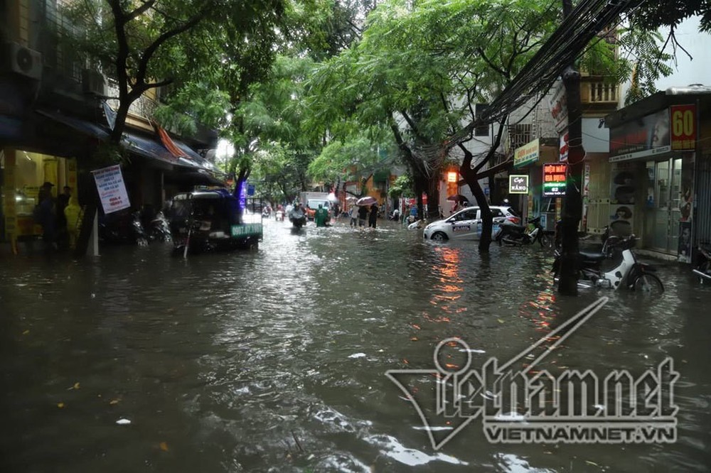 Hà Nội mưa cực to, xe máy chìm nghỉm trong biển nước - Ảnh 20.