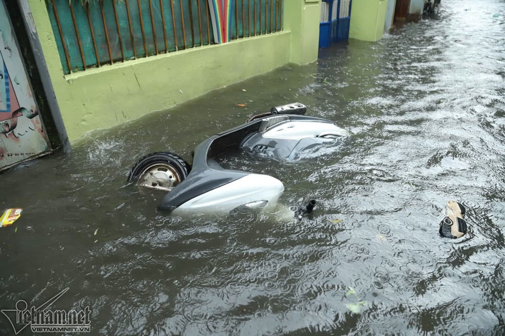Hà Nội mưa cực to, xe máy chìm nghỉm trong biển nước - Ảnh 5.