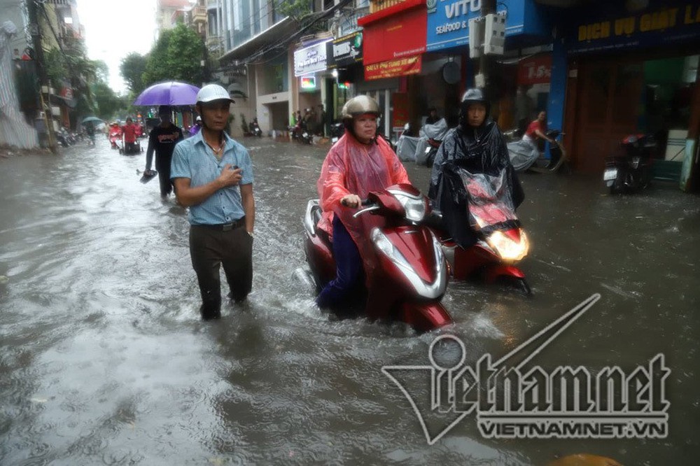 Hà Nội mưa cực to, xe máy chìm nghỉm trong biển nước - Ảnh 7.