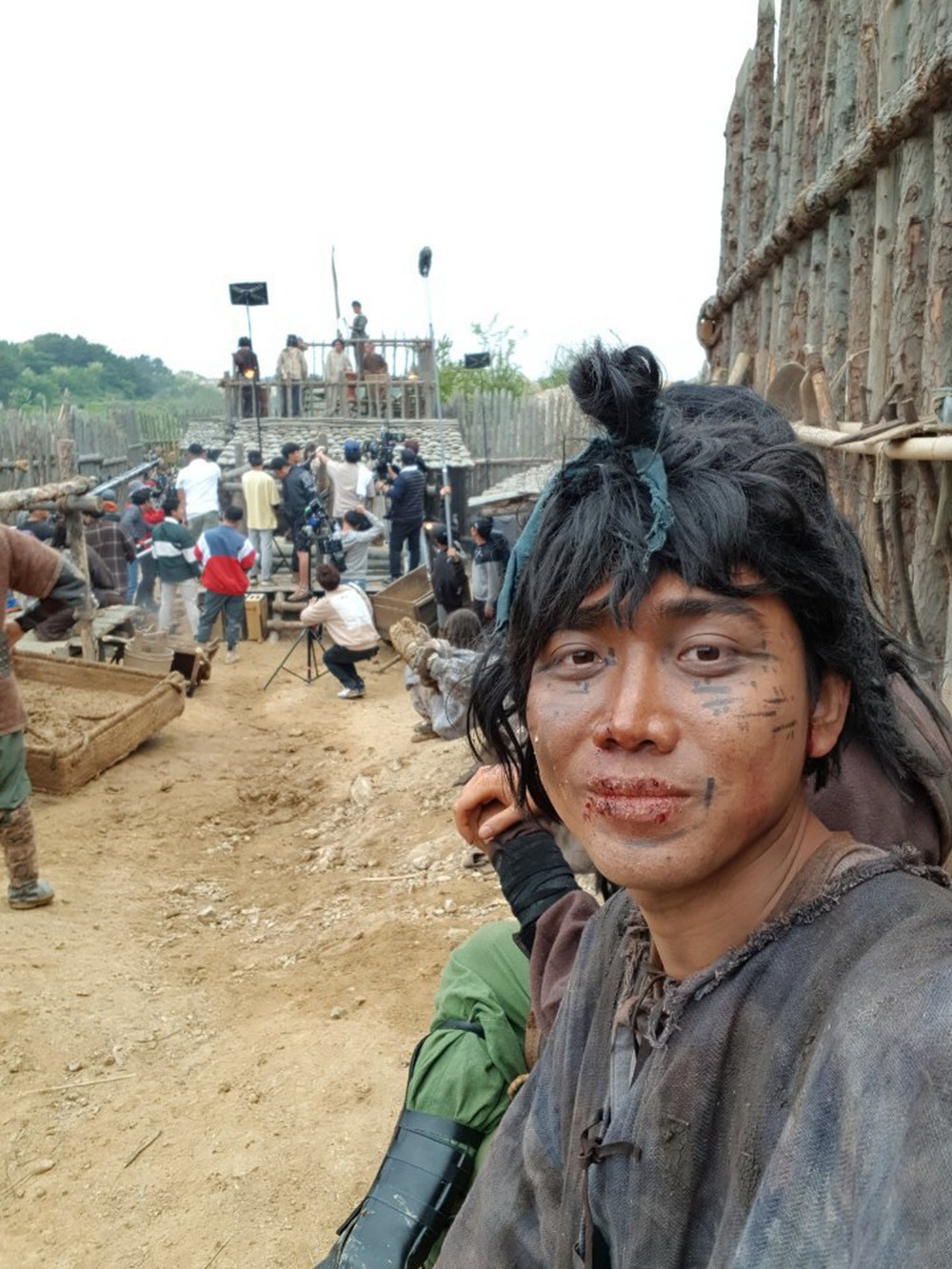 HOT: Diễn viên người Việt đóng trong bom tấn Arthdal tiết lộ chi tiết đặc biệt về Song Joong Ki và tin đồn ngoại tình với bạn diễn trên phim trường - Ảnh 5.