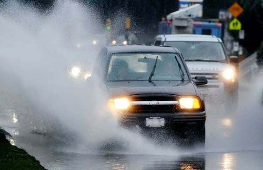 Để lái xe an toàn dưới trời mưa lớn, tài xế cần chú ý những điều gì? - Ảnh 1.