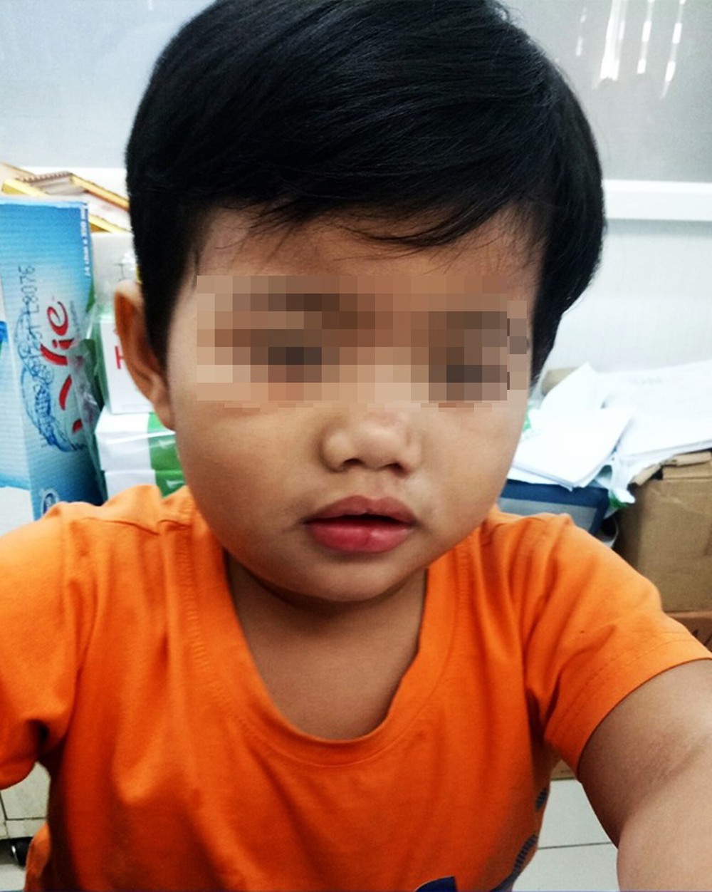 Cha bị tai nạn nguy kịch, bé trai 3 tuổi chỉ nhớ tên, ngồi khóc nức nở trong bệnh viện tìm người thân - Ảnh 1.