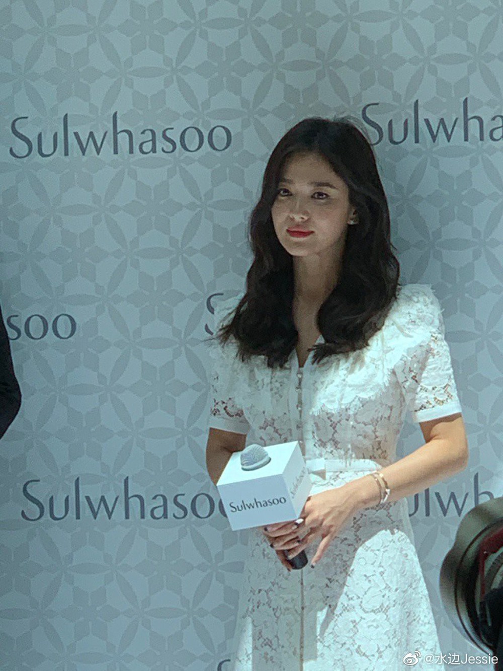 HOT: Song Hye Kyo lần đầu xuất hiện sau ly hôn, sụt cân nghiêm trọng ai cũng đau lòng - Ảnh 4.