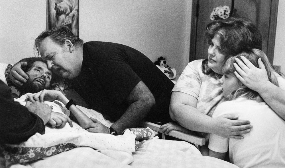 Khoảnh khắc người cha ôm chặt con trai trên giường bệnh và câu chuyện phía sau bức ảnh làm thay đổi nhận thức về căn bệnh thế kỉ HIV/AIDS - Ảnh 2.