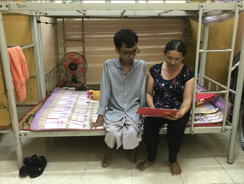 Con đường đến trường của chàng thủ khoa nặng 26kg: Chúng ta có quyền lựa chọn cách đối phó với biến cố đời mình - Ảnh 4.