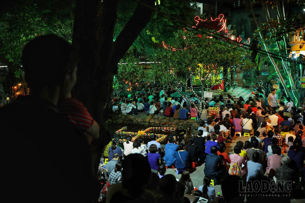 Hàng nghìn người ngồi kín chùa Phúc Khánh nghe giảng kinh trong lễ Vu Lan - Ảnh 1.