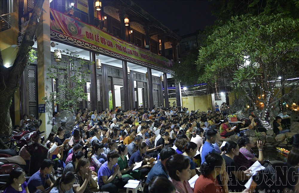 Hàng nghìn người ngồi kín chùa Phúc Khánh nghe giảng kinh trong lễ Vu Lan - Ảnh 5.
