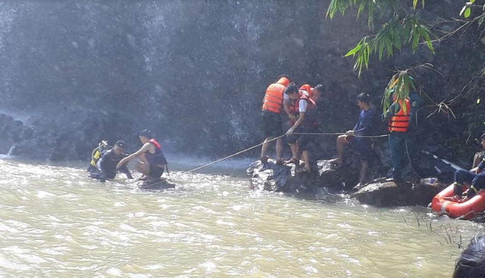 Tìm kiếm 3 thanh niên mất tích ở thác nước: Chưa tiếp cận được trung tâm dòng thác - Ảnh 4.